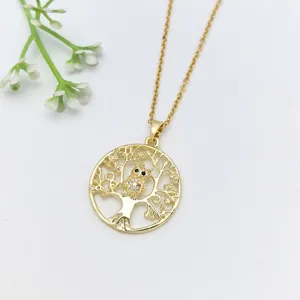 Squisita collana con ciondolo gufo albero della vita dorato vista dettagliata con zirconi.