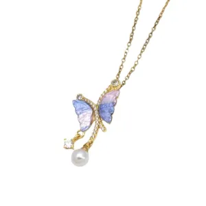 Graziosa collana con ciondolo a farfalla dorata con smalto rosa blu, perla e zircone brillante.