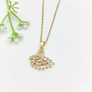 Collana con cigno in acciaio inossidabile placcato oro intarsiata di zirconi cubici.