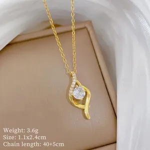 Squisita collana con pendente in zircone placcato oro dettaglio, elegante gioiello.
