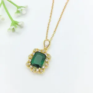 Primo piano della collana con ciondolo in zirconia verde smeraldo, dettagli di gioielleria.