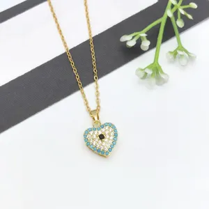 Collana con ciondolo a cuore dorato con pietre zircone brillanti per donne stile elegante quotidiano