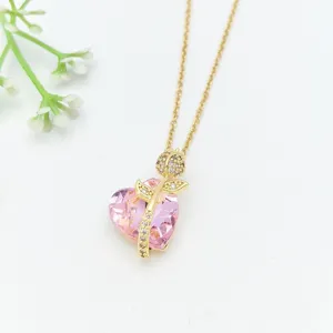 Primo piano del ciondolo collana a cuore in cristallo rosa, ottima finitura elegante.