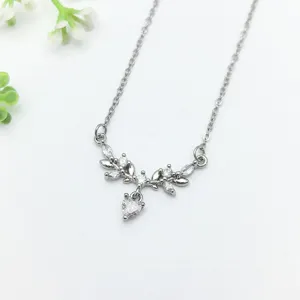 Elegante collana con ciondolo in zircone cubico a foglia e cuore color argento per le donne.