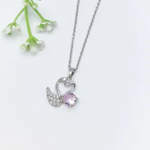 Collana con cigno color argento con zircone rosa scintillante e catena delicata ed elegante.