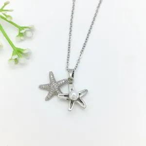 Dettaglio della collana con ciondolo a doppia stella Marina in acciaio inox.