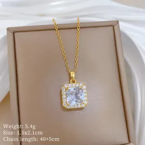 Primo piano dettagliato della collana con ciondolo in zircone quadrato dorato esposta.