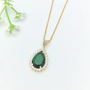Elegante collana con ciondolo a goccia in zircone verde e finitura color oro per donna.
