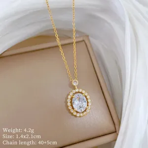 Primo piano dettagliato della elegante collana con pendente in zircone ovale dorato.