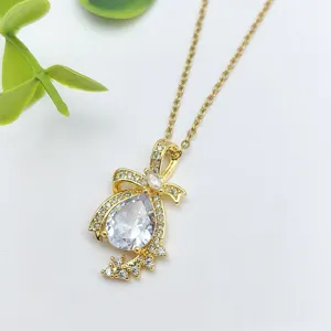 Squisita collana con ciondolo d'oro, zircone a goccia scintillante e grazioso dettaglio a fiocco.
