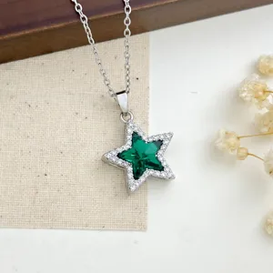 Squisita collana con ciondolo a stella verde decorata con zirconi luminosi per donne.