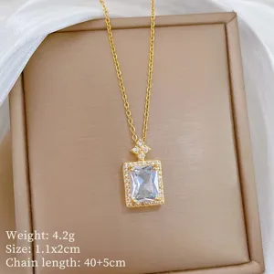Dettaglio in primo piano di collana con pendente in zircone rettangolare e catena d'oro.