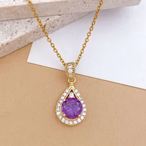 Dettaglio squisito di collana con ciondolo a goccia in zirconia viola, gioielli oro.
