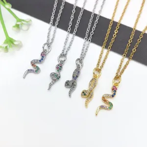 Collane con ciondolo a serpente chic con zirconi cubici scintillanti in oro e argento.