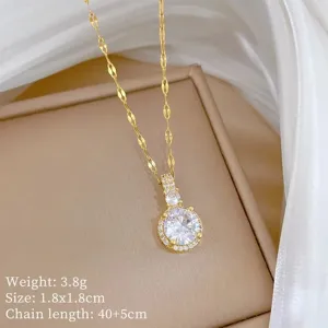 Vista dettagliata della collana con pendente in zircone dorato, pietra elegante in astuccio.