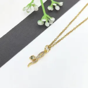 Vista dettagliata dell'elegante collana con ciondolo serpente dorato con zirconi brillanti.