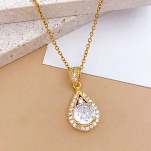 Collana con ciondolo a goccia dorata con pietre di zircone scintillanti per donne eleganti.