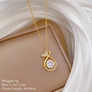 Collana con ciondolo a coda di sirena in zircone placcato oro, catena elegante, dettaglio.