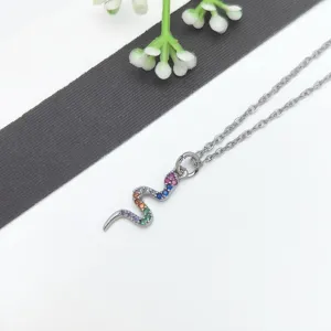Collana con ciondolo a serpente in zircone colorato, elegante catena argentata donna.
