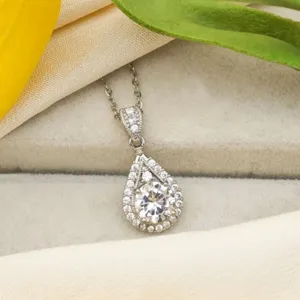 Vista dettagliata della collana con pendente in zircone a goccia, elegante gioiello argentato.