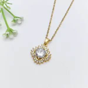 Elegante collana con ciondolo a trifoglio in acciaio inossidabile con zirconi splendenti.