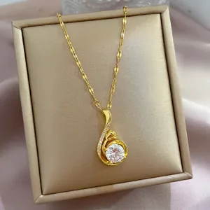 Collana con ciondolo color oro e zircone cubico brillante per gioielli da donna eleganti.