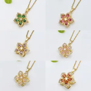 Collana con ciondolo a fiore in acciaio inossidabile elegante con pietre per donne.