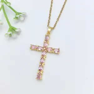 Collana con ciondolo a croce placcata in oro con pietre di zirconia cubica rosa per donne.
