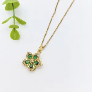 Collana con ciondolo a fiore verde in acciaio inossidabile dorato gioiello dettaglio.