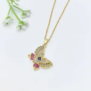 Elegante collana con ciondolo a farfalla dorata con zirconi colorati per donna chic