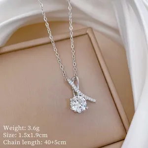 Elegante collana con ciondolo solitario in zircone argentato con catena 40+5 cm.