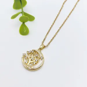 Primo piano della collana con ciondolo albero luna in zircone dorato, dettaglio gioiello.