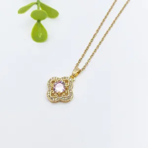 Elegante collana in acciaio inossidabile dorato con ciondolo a fiore in zircone rosa brillante.
