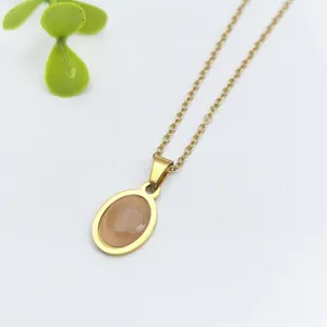Collana con catena in acciaio inossidabile dorato e ciondolo in resina ovale da donna.
