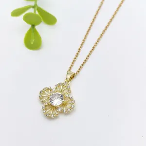 Collana con ciondolo in rame dorato con zirconi brillanti e delicato dettaglio floreale chic.