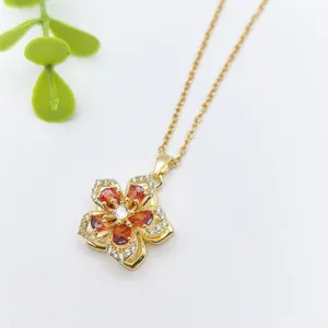 Collana con ciondolo a fiore in acciaio inossidabile dorato con zirconi rossi donna.