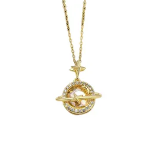 Collana con pendente a stella e pianeta dorato da donna, elegante gioiello con catena a clavicola.