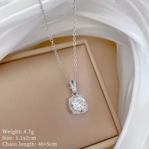 Stupenda collana con ciondolo in zircone cubico e catena delicata, elegante dettaglio.