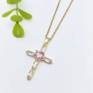 Collana con ciondolo a croce in acciaio inox chic con cuore rosa e zirconi cubici.