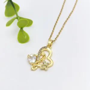 Collana con ciondolo a farfalla a doppio cuore dorato dettaglio moda gioielli donna.