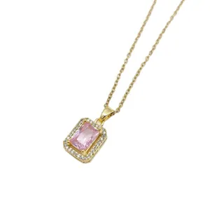 Collana in acciaio inossidabile dorato con ciondolo di cristallo rosa e bordo di zirconi.