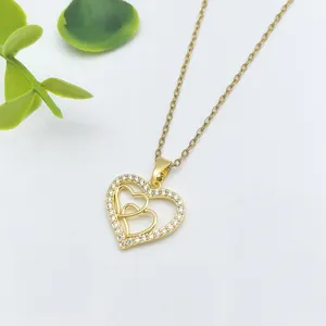 Primo piano del ciondolo collana a doppio cuore dorato con zirconi cubici luminosi.