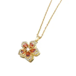 Collana con ciondolo a fiore in acciaio inossidabile con pietre e cristalli brillanti.
