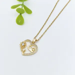 Dettaglio ravvicinato della collana con ciondolo a cuore in acciaio dorato e cristalli.