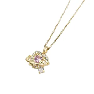 Collana con ciondolo a cuore placcato in oro con pietre di zirconia rosa e bianca.