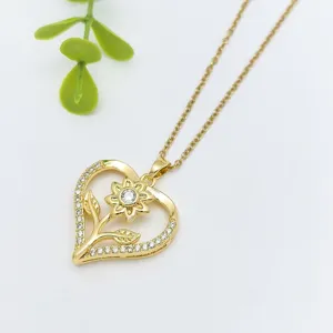 Dettaglio della collana con ciondolo girasole a cuore dorato, gioiello in acciaio.