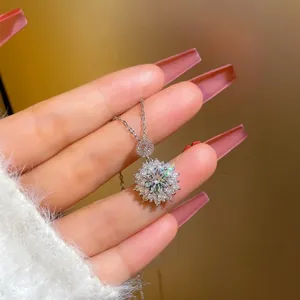 Elegante collana con ciondolo in cristallo e splendidi zirconi scintillanti in acciaio inox.