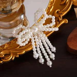 Squisito accessorio per gioielli con fiocco in perle finte fatto a mano, elegante pezzo DIY.