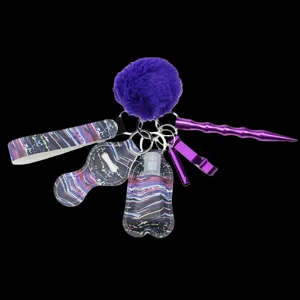 Dettaglio portachiavi di difesa viola con cinturino, porta flacone e accessori strumenti utili.