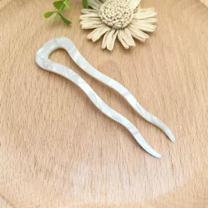 Elegante forcina per capelli in acetato bianco a U dettaglio, accessorio rétro marmorizzato.